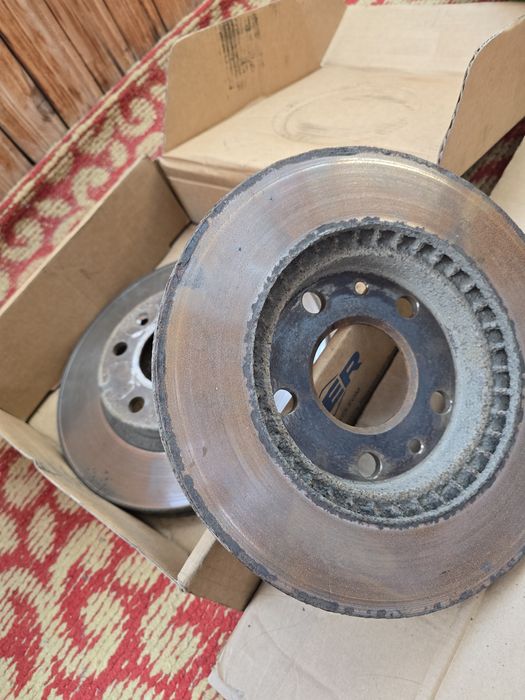 ПАРА диски гальмівні Renault Dacia Duster 2009-2018 2WD 402066300R