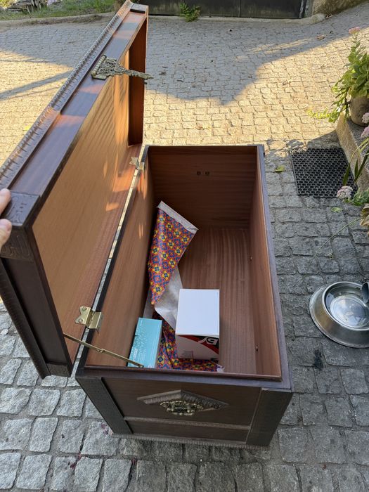 Bau de madeira rustico antigo com ferragens em bronze