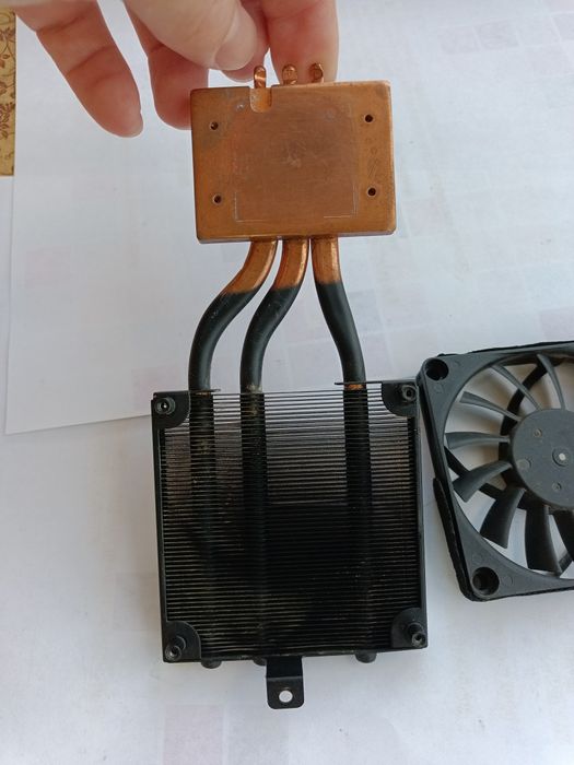 Радіатор з трьома тепловими трубками і прямокутною  п'ятою