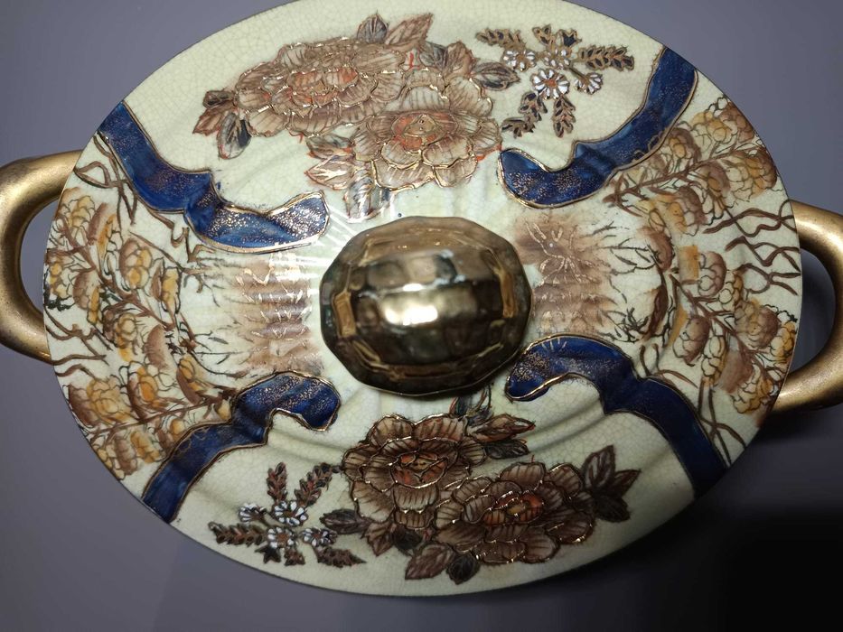 Terrina Royal Handpainted Satsuma – Pintura à Mão, Dourados em Relevo