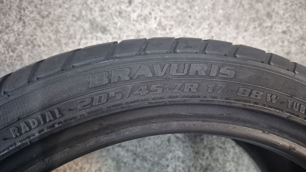 Komplet Opon Bravuris Barum 205/45 R17 2005r