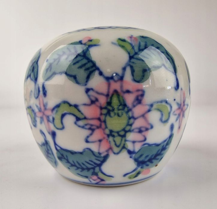 Chiński wazonik lub świecznik