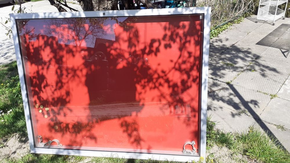 Reklama szklano-aluminiowa