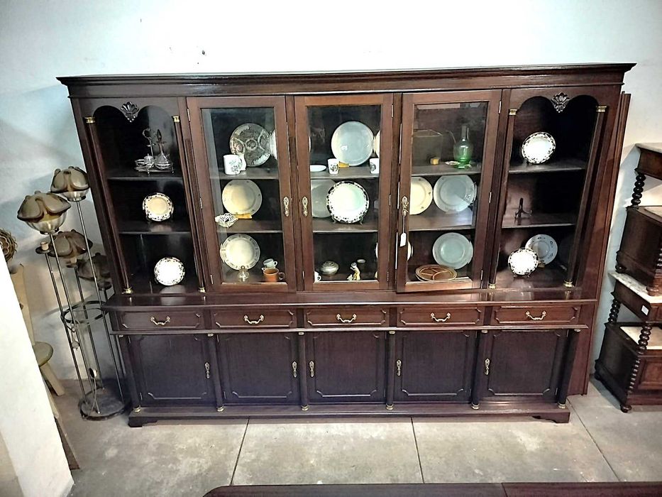 Móvel Sala de Estar com Mesa e Cadeiras em Mogno