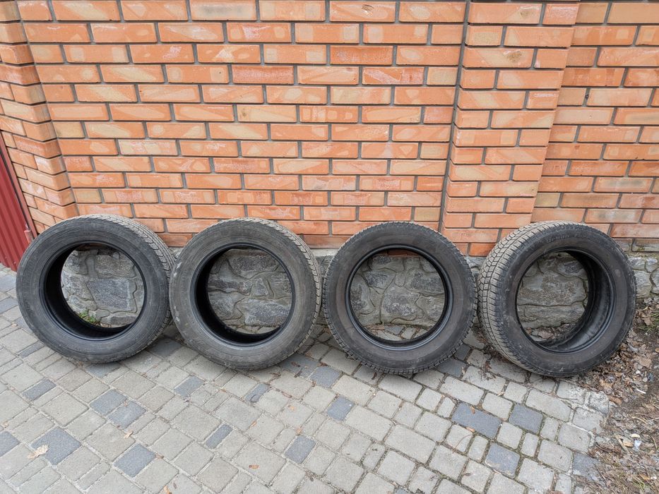 Продам  шини 215 60 17