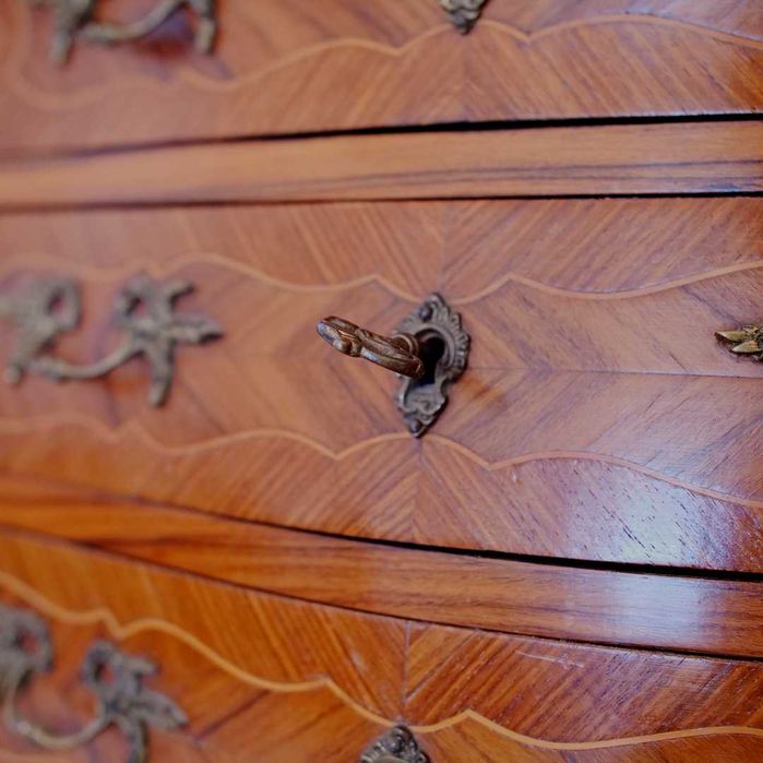 Cómoda Luís XV com 5 gavetas e tampo em mármore