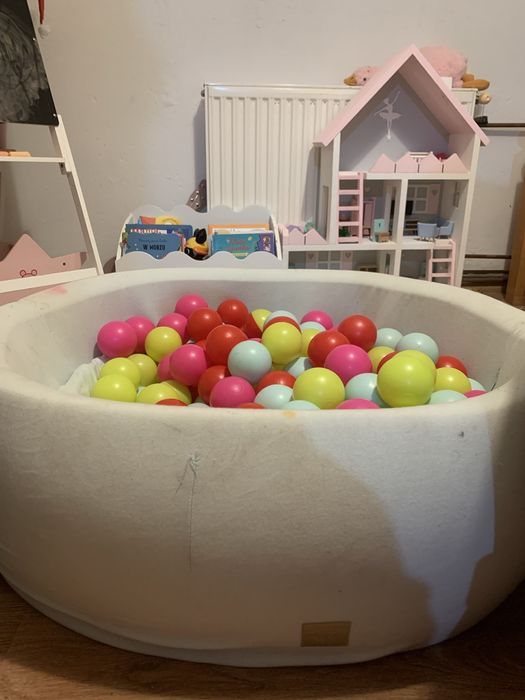 Basen z kulkami duzo kulek