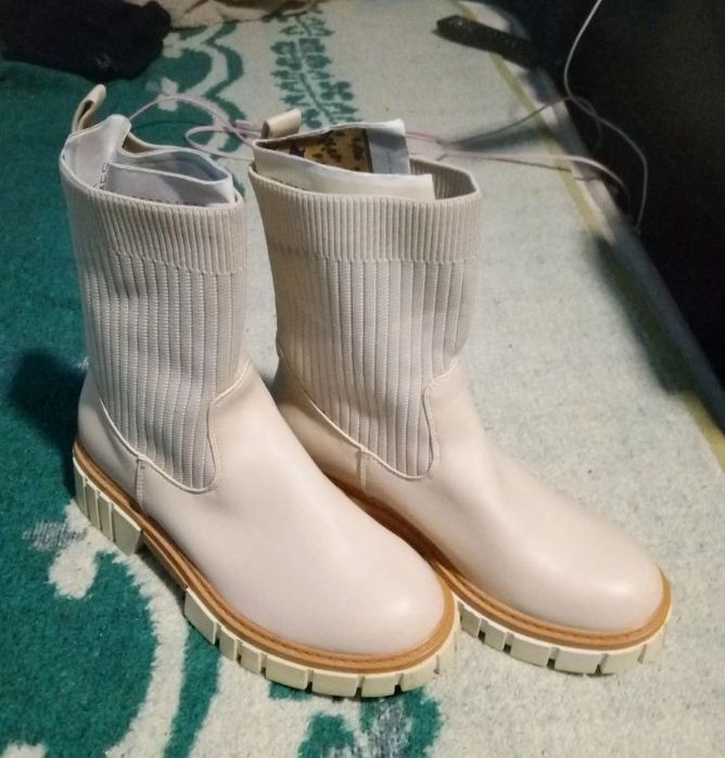 Botas novas nunca usadas tenho dois pares  n39 e número  40