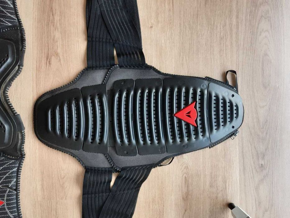 Proteções Dainese costas, joelhos e peito.