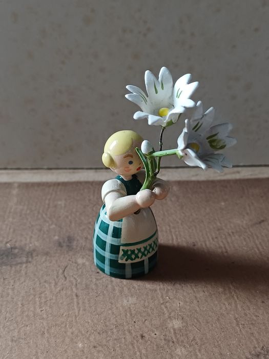 Dziewczynka z kwiatem Erzgebirge figurka drewniana vintage 9cm mini