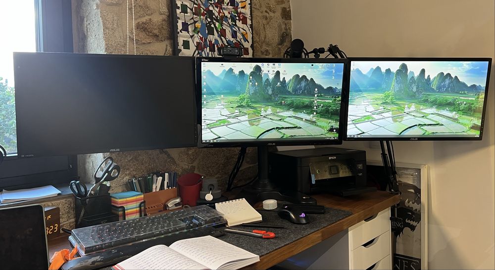 3 monitores asus com suporte conjunto