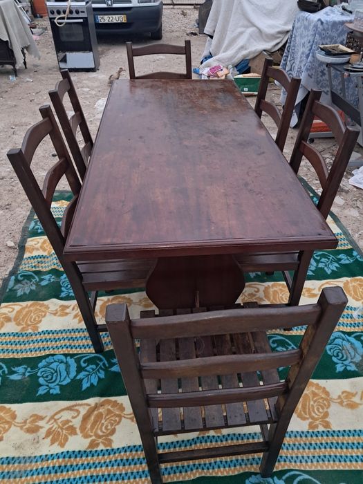 Mesa de madeira com seis cadeiras