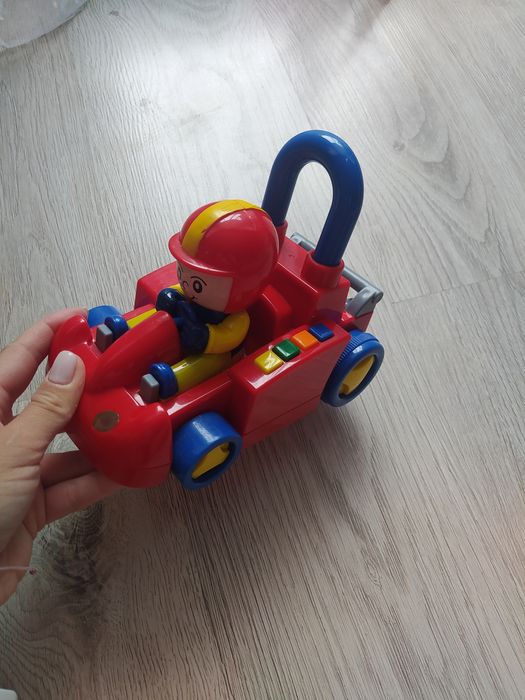 Autko jeździ gra muzyka