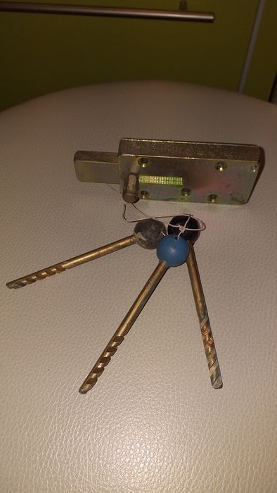 Продам накладной замок на калитку высокого качества.