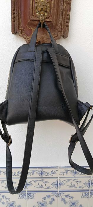Mochila preta de mulher