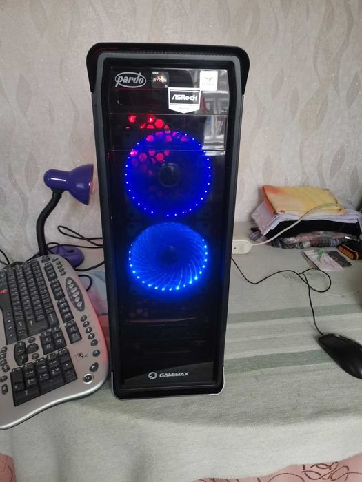 Комп'ютер: монітор, системний блок, клавіатура, миша.