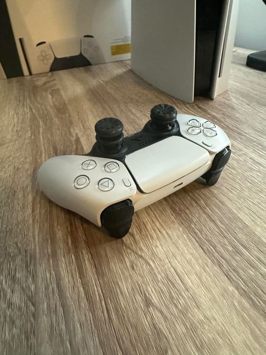 Konsola PlayStation 5 FAT (z wbudowanym napędem) - stan bardzo dobry