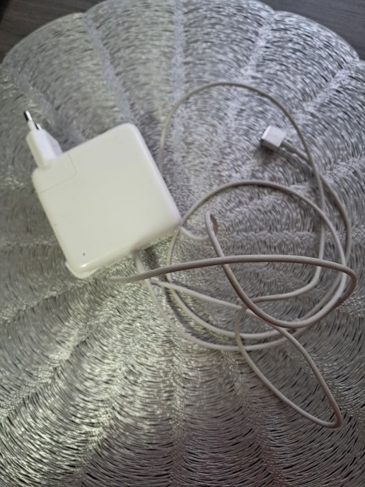 Sprzedam zasilacz do laptopa