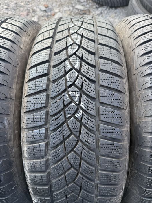 Opony zimowe 215/65/16 Goodyear 4szt 7,6mm