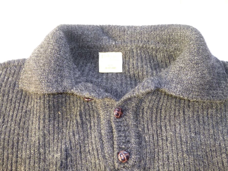 Pulôver em lã virgem da Irlanda. Muito quente e em bom estado.