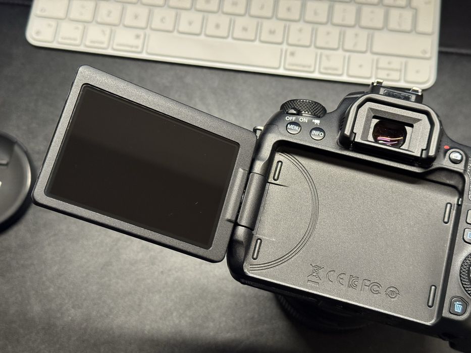 Lustrzanka Canon EOS 77d + obiektyw Canon EF-S 18-135mm