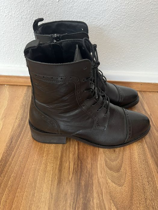 Botas pretas em pele