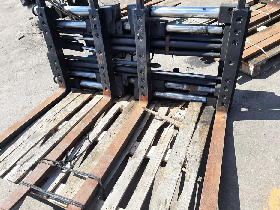 Позиціонер до навантажувача на 4 вили