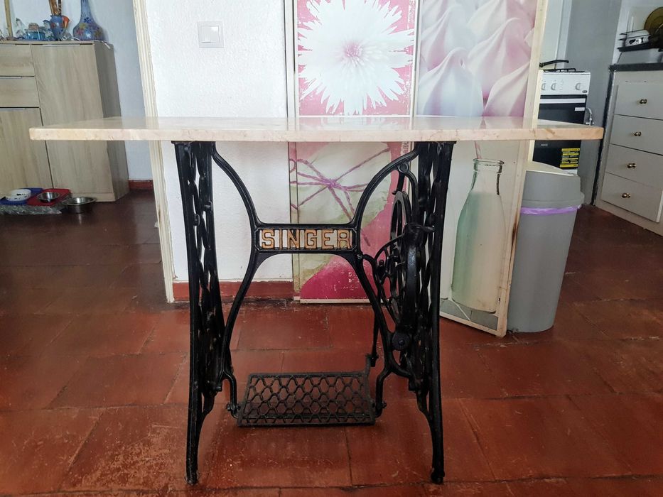 Mesa de Apoio em pedra mármore, com pés de máquina Singer