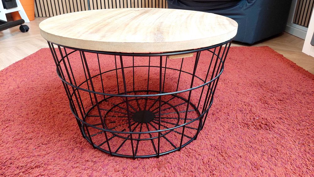 Mesa de apoio em metal, com tampo de madeira