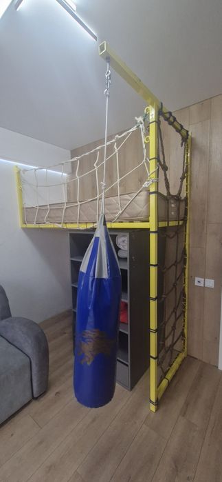Двоярусне ліжко. Дитяча кімната.  Стінка.
