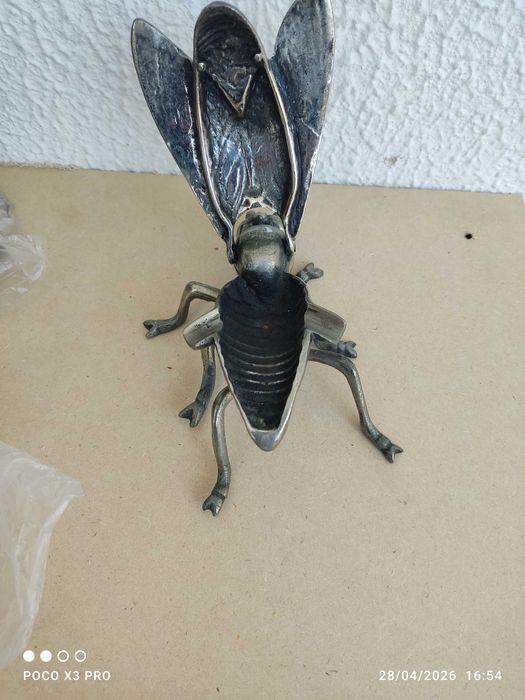 Mosca em metal abre