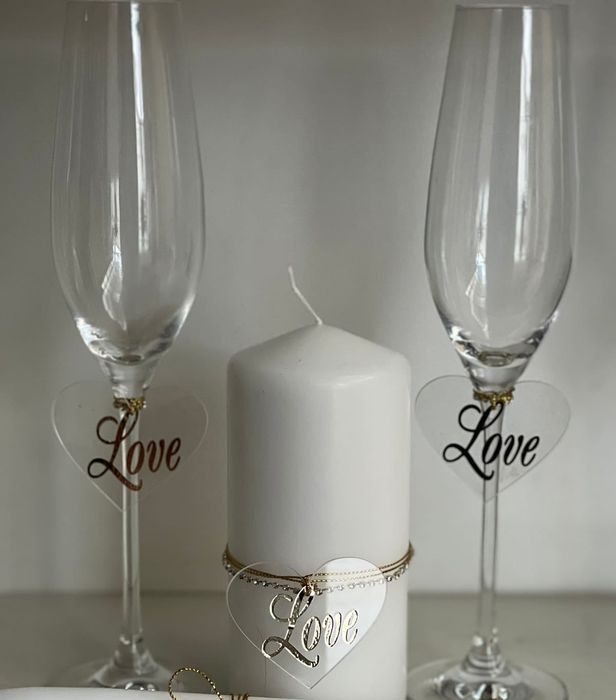 Свадебные бокалы и свечи .