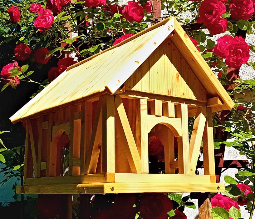 Drewniany domek szachulcowy karmnik z zasobnikiem na ziarno