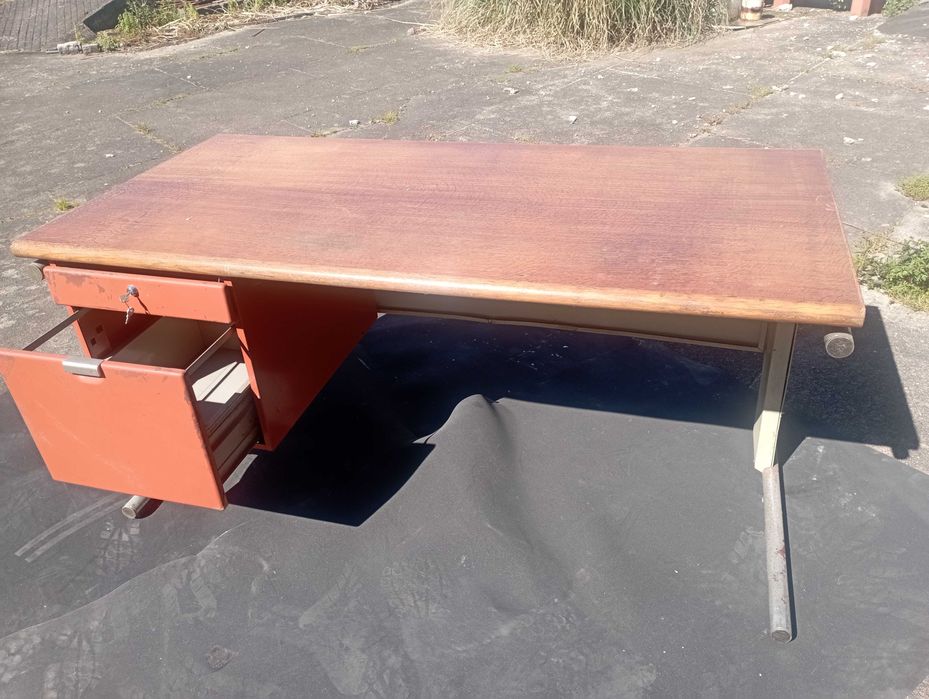 2 Secretárias 150x75 cm tampo madeira corpo metálico gavetas e chave