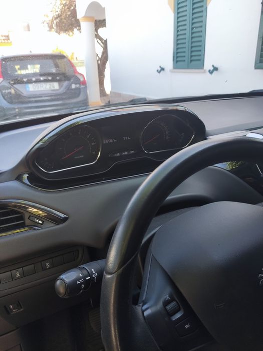 Peugeot 208  econômico