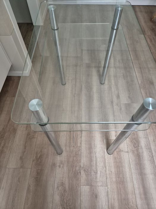 стеклянный обеденный  столик с хромированными ножками