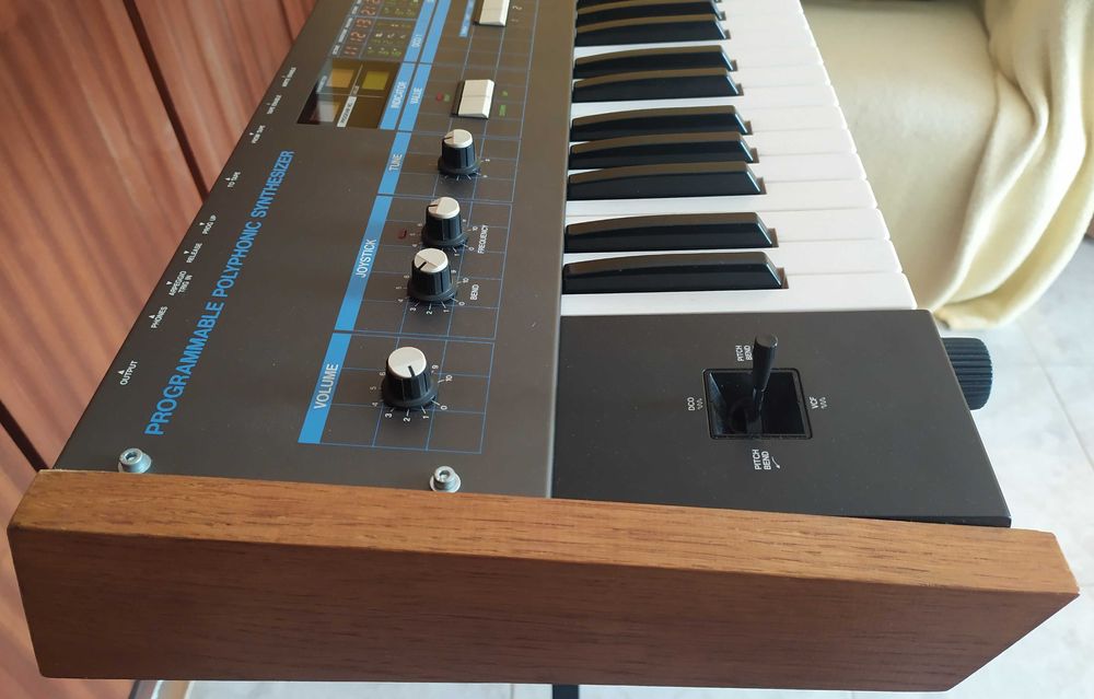 Korg Poly 61 (1982) - vintage synth analógico programável *SERVICED*