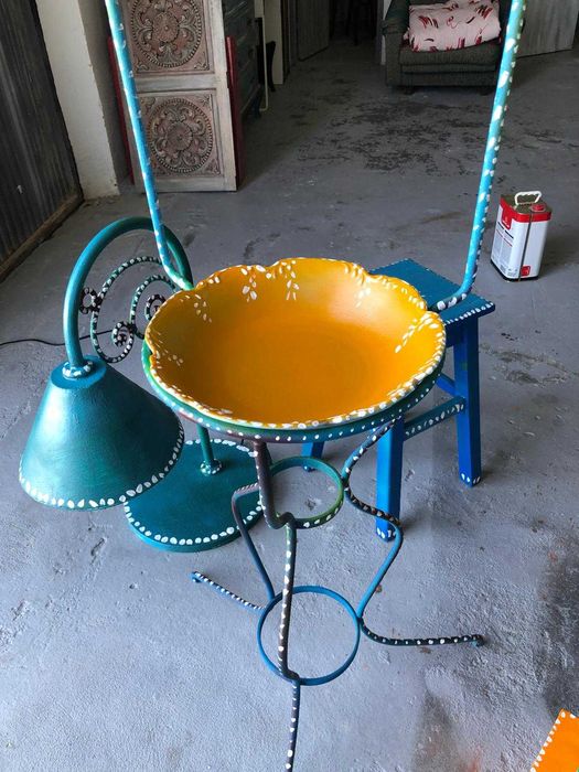 Lavatório muito colorido com bacia. Pintura Manual.