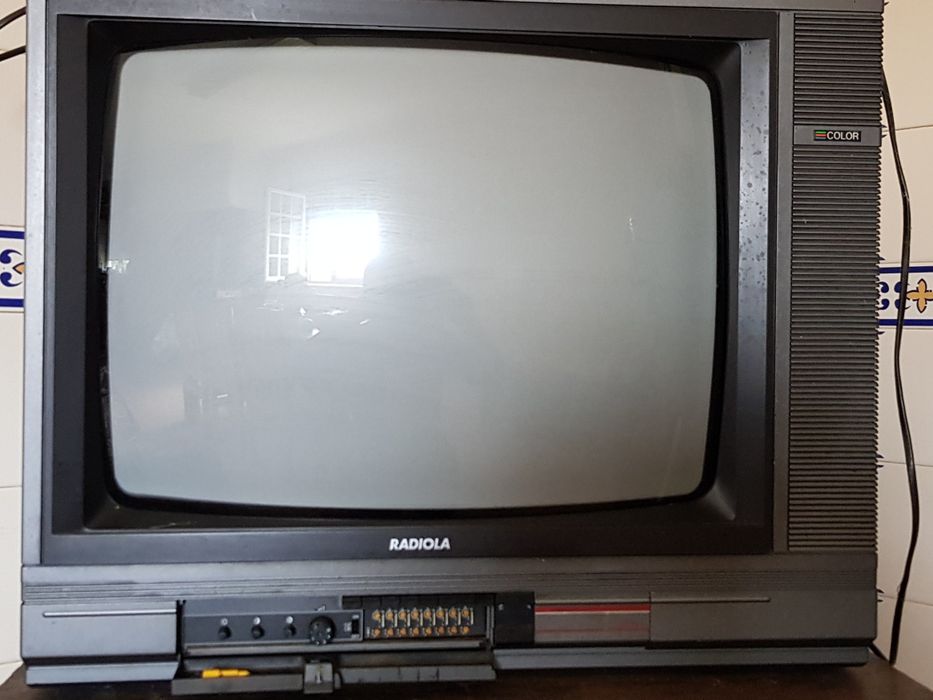 Televisão marca Radiola a cores