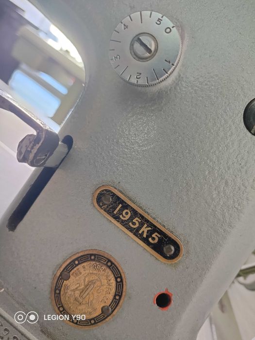 Máquina de costura SINGER.