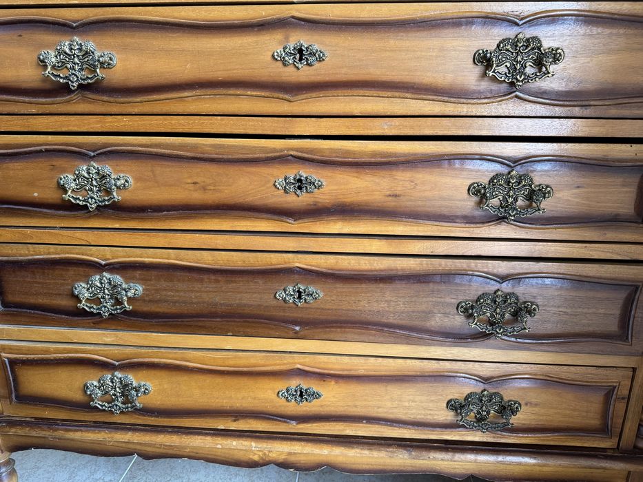 Cómoda e cadeira de quarto