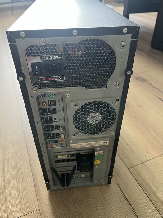 Komputer stacjonarny z monitorem