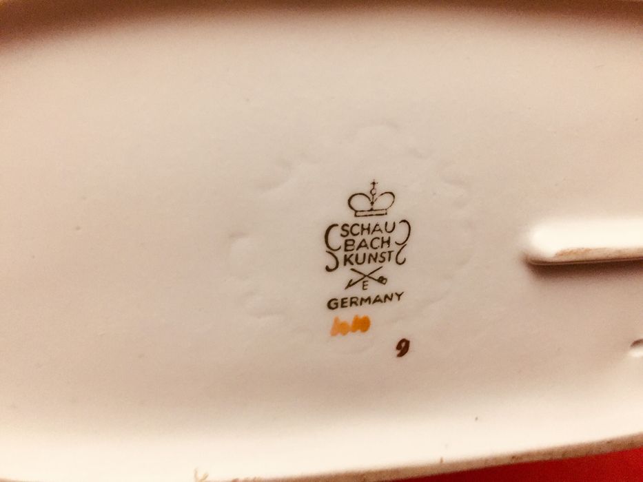 Немецкую фарфоровую статуэтку  SHAU BACH KUNST Девушка с ланью 3500 гр