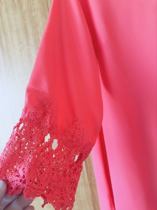 Blusa de senhora, na cor coral. Veste um L.