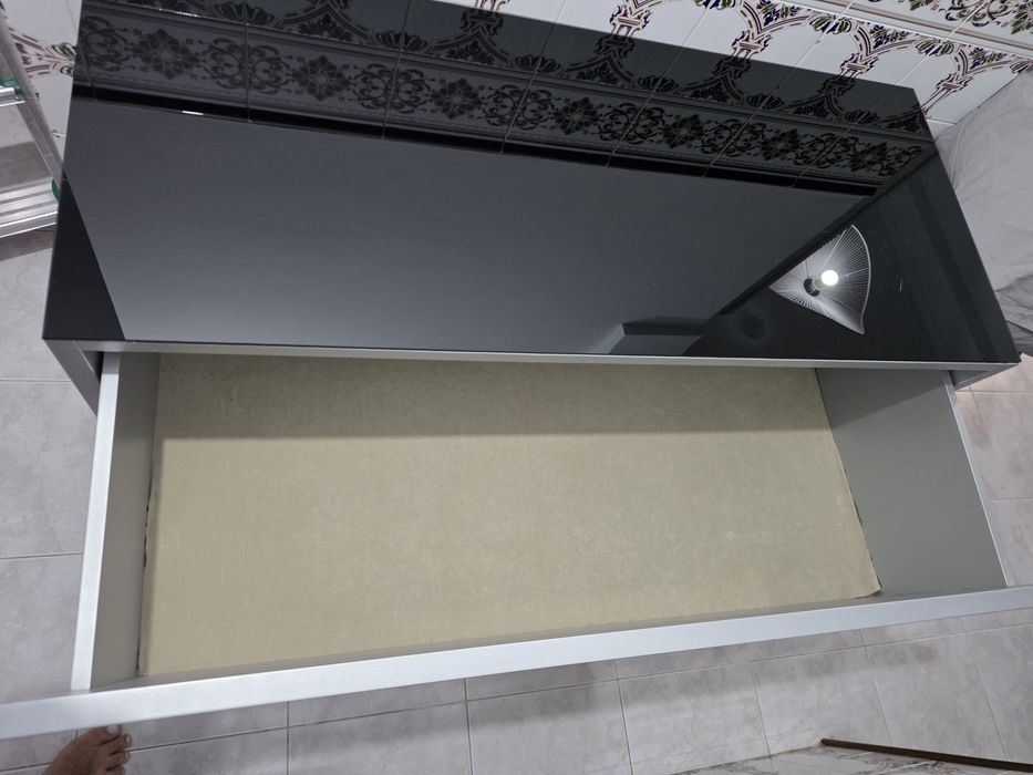 Comoda lacada prateada com vidro