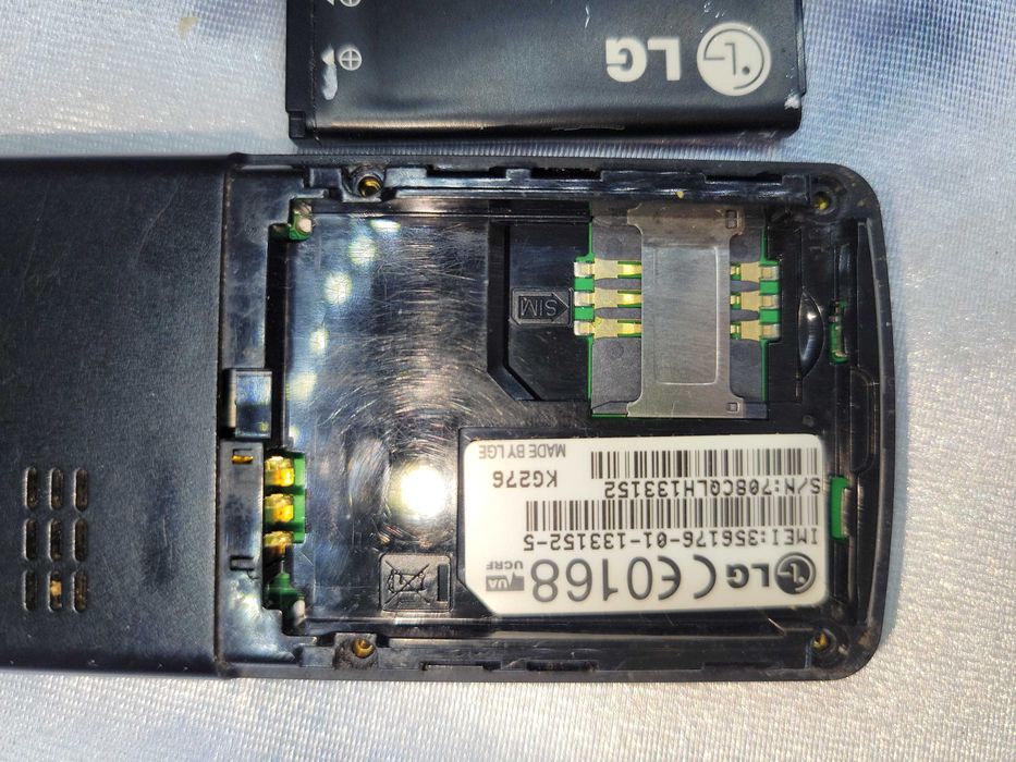 Кнопочный телефон LG KG276