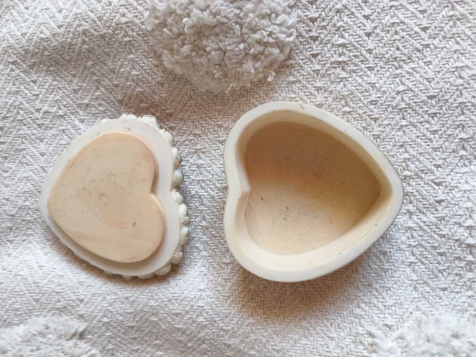 Złocony pojemnik szkatułka w kształcie serca