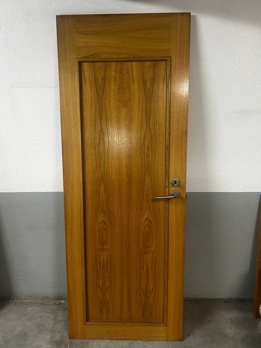 porta em madeira de carvalho francês, que tem tambem as "molduras" respetivas. Altura 200cm, largura75, Já têm puxadores colocados