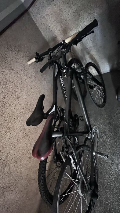 Duas bicicletas e uma cama
