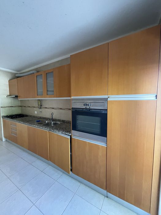 Cozinha completa usada com bancada em granito – sem eletrodomésticos